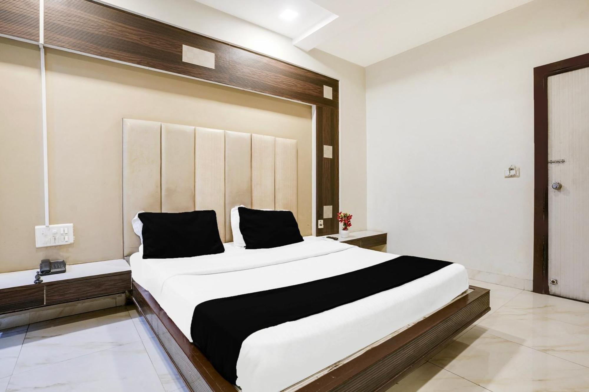 Hotel O Vanya Palace Ahmedabad Luaran gambar